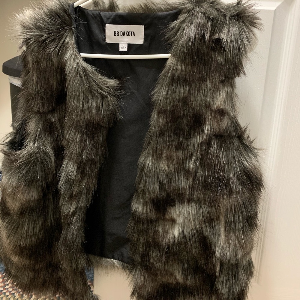 BB Dakota Faux Fir Vest Size Large